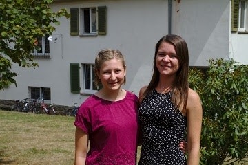 Meine Mitvolontärin Mara (links) und ich beim Vorbereitungsseminar